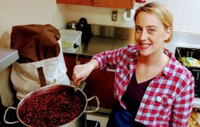 Jennifer making Christmas cranberries 2016 IMG_20161223_124647529